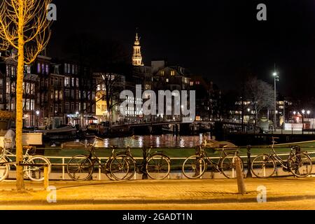 Vue de nuit depuis Amstel du Zuiderkerk au-delà du Zwanenburgwal, Amsterdam, pays-Bas Banque D'Images