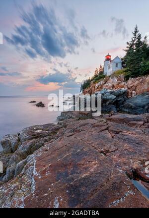 Bass Harbor Head Light, l'Acadia National Park, Mount Desert Island, Maine, USA Banque D'Images