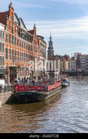 Parking à vélo sur une barge sur le Singel, avec Munttoren en arrière-plan, vue de Koningsplein, Amsterdam, pays-Bas Banque D'Images