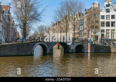 Pont avec arches, canaux Herengracht et Leidsegracht, Amsterdam Banque D'Images