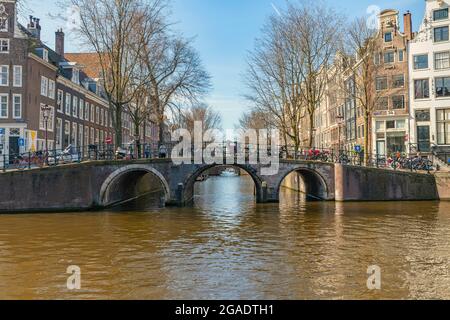 Pont avec arches, canaux Herengracht et Leidsegracht, Amsterdam Banque D'Images