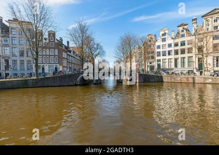 Pont avec arches, canaux Herengracht et Leidsegracht, Amsterdam Banque D'Images