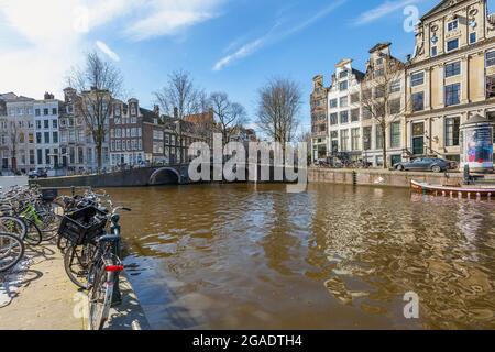 Pont avec arches, canaux Herengracht et Leidsegracht, Amsterdam Banque D'Images