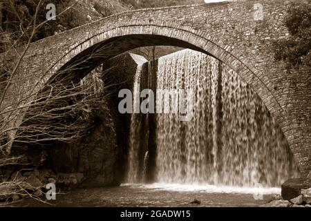 Version beaux-arts du pont en pierre de Paleokaria, dans la région de Trikala, Thessalie, Grèce, Europe. Banque D'Images