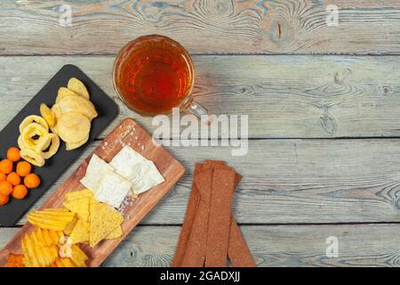 Bière et en-cas sur table en bois. Banque D'Images