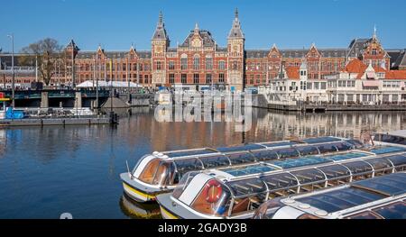 Ville pittoresque d'Amsterdam avec la gare centrale aux Pays-Bas Banque D'Images