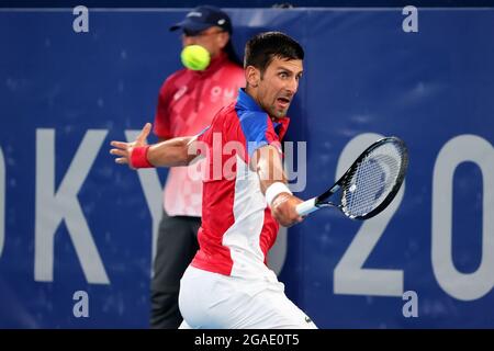 Tokyo, Japon, 29 juillet 2021. Novak Djokovic joue un coup lors du match de la finale du tennis masculin entre Novak Djokovic de Serbie et Kei Nishikori du Japon le 6 e jour des Jeux Olympiques de Tokyo en 2020. Credit: Pete Dovgan/Speed Media/Alay Live News Banque D'Images