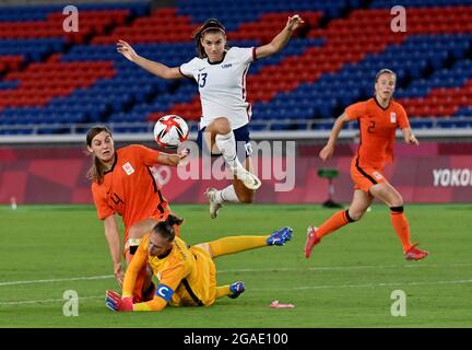 Yokohama, Japon. 30 juillet 2021. Alex Morgan (en haut) des États-Unis agit lors du quart de finale de football féminin contre les pays-Bas aux Jeux Olympiques de Tokyo 2020 à Yokohama, au Japon, le 30 juillet 2021. Credit: Guo Chen/Xinhua/Alay Live News Banque D'Images