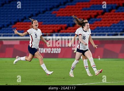 Yokohama, Japon. 30 juillet 2021. Les joueurs des États-Unis célèbrent lors du match de football quart-finale féminin entre les pays-Bas et les États-Unis aux Jeux olympiques de Tokyo 2020 à Yokohama, au Japon, le 30 juillet 2021. Credit: Guo Chen/Xinhua/Alay Live News Banque D'Images