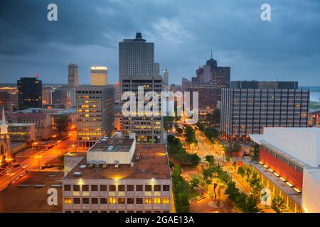 Memphis, Tennessee, USA Centre-ville city skyline at Dusk. Banque D'Images