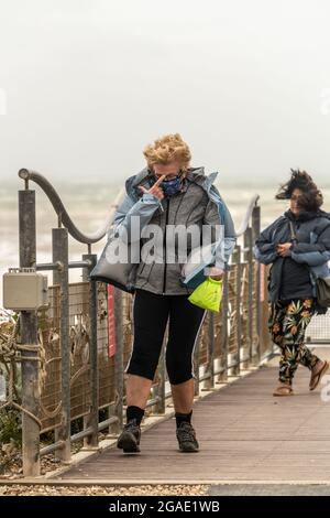 Holiday Makers Brace Force 6 gale conditions sur la côte et Birling Gap alors que Storm Evert frappe le sud-est. Birling Gap, East Sussex, Royaume-Uni. Banque D'Images