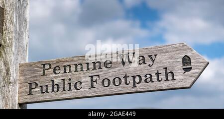 Panneau de sentier le long de la Pennine Way, longue de 268 kilomètres, en Angleterre, au Royaume-Uni. Banque D'Images