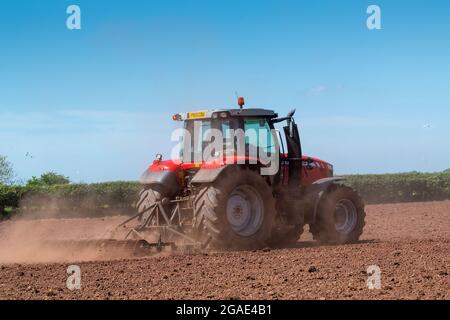 Agriculteur utilisant un Massey Ferguson 7616, en pressant le lit de semence après avoir réensemené un pré dans la vallée d'Eden, Cumbria, Royaume-Uni. Banque D'Images