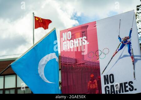 Les manifestants brandisent un drapeau du Turkestan oriental (Uyghur) devant le consulat chinois de Toronto, EN ONTARIO, alors qu'ils appellent au boycott des Jeux olympiques de Beijing. Banque D'Images