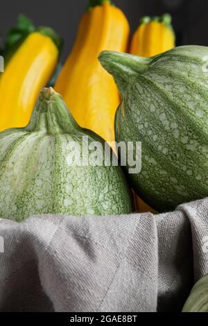 Deux variétés de courgettes directement du jardin biologique Banque D'Images