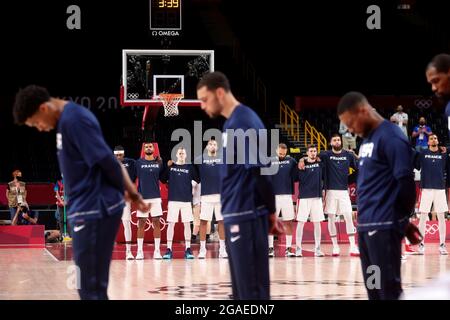 Tokyo, Japon, 25 juillet 2021. Les équipes se disputent l'hymne national pendant le groupe PRÉLIMINAIRE A de basket-ball masculin - match 4 entre la France et les Etats-Unis le deuxième jour des Jeux Olympiques de Tokyo 2020 . Credit: Pete Dovgan/Speed Media/Alay Live News Banque D'Images