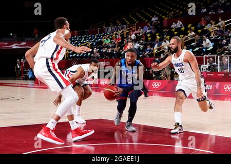 Tokyo, Japon, 25 juillet 2021. Damian Lillard de Team Etats-Unis avec le ballon pendant le groupe préliminaire DE basket-ball MASCULIN A - match 4 entre la France et les Etats-Unis le deuxième jour des Jeux Olympiques de Tokyo 2020 . Credit: Pete Dovgan/Speed Media/Alay Live News Banque D'Images
