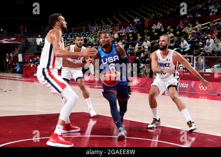 Tokyo, Japon, 25 juillet 2021. Damian Lillard de Team Etats-Unis avec le ballon pendant le groupe préliminaire DE basket-ball MASCULIN A - match 4 entre la France et les Etats-Unis le deuxième jour des Jeux Olympiques de Tokyo 2020 . Credit: Pete Dovgan/Speed Media/Alay Live News Banque D'Images