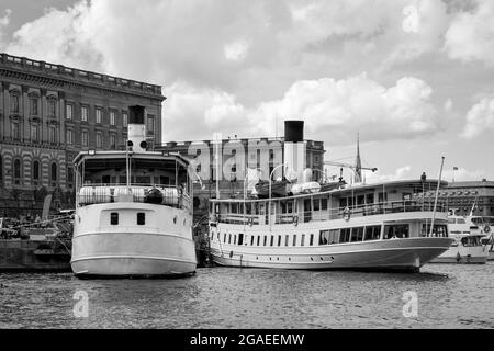 Navires d'époque près du Palais Royal à Stockholm, en Suède. Photographie en noir et blanc, paysage urbain Banque D'Images