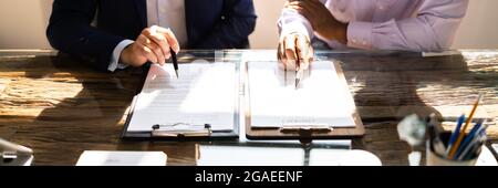 Révision du contrat de document métier. Avocat en cause Banque D'Images