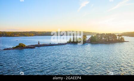 Paysage aquatique scandinave. Vue panoramique sur les îles de l'archipel de Stockholm au coucher du soleil, en Suède Banque D'Images