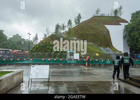 Londres, Royaume-Uni. 30 juillet 2021. Les gardes de sécurité à l'extérieur de Marble Arch Mound, qui a fermé au public deux jours après son ouverture. Commandé par le Conseil municipal de Westminster et conçu par des architectes du MVRDV, pour un coût rapporté de 2 millions de livres sterling, le monticule artificiel de 25 m de haut a été lourdement critiqué comme étant incomplet, manquant des vues annoncées, trop cher pour une visite et « étant le pire monument de Londres ». Le Conseil de Westminster prévoit de rouvrir la structure une fois les améliorations apportées. Credit: Stephen Chung / Alamy Live News Banque D'Images