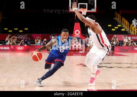 Tokyo, Japon, 25 juillet 2021. Damian Lillard de Team Etats-Unis passe Guerschon Yabusele de Team Francel pendant le groupe préliminaire DE basket-ball masculin A - match 4 entre la France et les Etats-Unis le jour 2 des Jeux Olympiques de Tokyo 2020 . Credit: Pete Dovgan/Speed Media/Alay Live News Banque D'Images