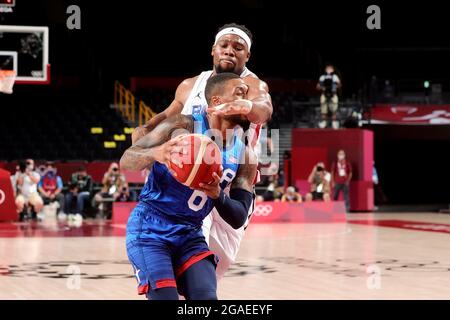 Tokyo, Japon, 25 juillet 2021. Damian Lillard de Team Etats-Unis et Guerschon Yabusele de Team France se sont affronté lors du groupe préliminaire A de basketball masculin - match 4 entre la France et les Etats-Unis le deuxième jour des Jeux Olympiques de Tokyo 2020 . Credit: Pete Dovgan/Speed Media/Alay Live News Banque D'Images