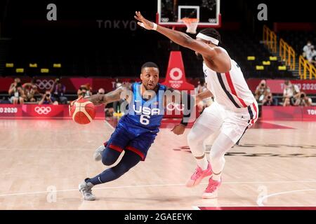Tokyo, Japon, 25 juillet 2021. Damian Lillard de Team Etats-Unis passe Guerschon Yabusele de Team Francel pendant le groupe préliminaire DE basket-ball masculin A - match 4 entre la France et les Etats-Unis le jour 2 des Jeux Olympiques de Tokyo 2020 . Credit: Pete Dovgan/Speed Media/Alay Live News Banque D'Images