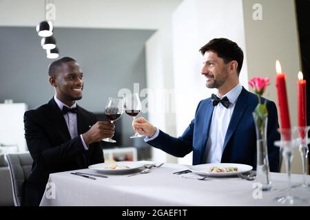 Un couple gay dînant au restaurant. Les gens dans l'amour Banque D'Images