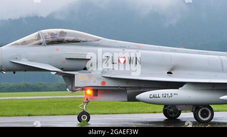 Zeltweg, Autriche 6 SEPTEMBRE 2019 taxi militaire à réaction sur la piste par temps de pluie nuageux. Copier l'espace. Eurofighter Typhon de l'armée de l'air autrichienne Banque D'Images