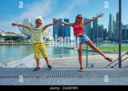 Singapour,ville de demain.deux enfants-voyageurs, frère et soeur, s'amuser ensemble sur la visite urbaine d'excursion en famille. Banque D'Images