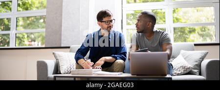 Un couple gay heureux fait des impôts et de la planification du revenu avec le calculateur Banque D'Images