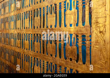 Détail du sarcophage extérieur de Toutankhamon, Musée des Antiquités égyptiennes, le Caire Banque D'Images