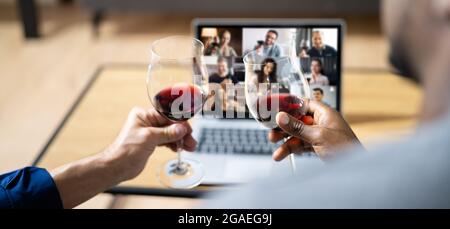 Dégustation de vin virtuelle dîner en ligne sur ordinateur portable Banque D'Images