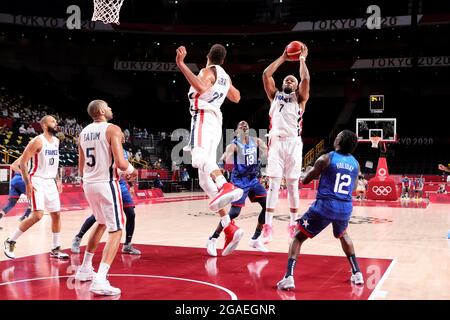 Tokyo, Japon, 25 juillet 2021. Guerschon Yabusele de Team France saisit le ballon lors du groupe préliminaire DE basket-ball MASCULIN A - match 4 entre la France et les Etats-Unis le deuxième jour des Jeux Olympiques de Tokyo 2020 . Credit: Pete Dovgan/Speed Media/Alay Live News Banque D'Images