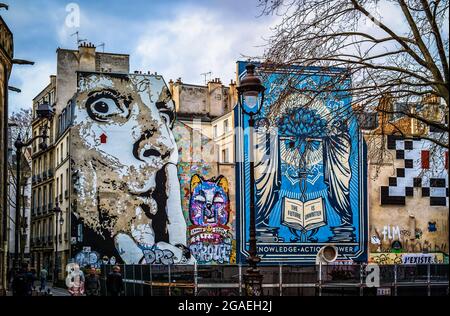Paris, France, février 2020, vue de la fresque murale Chuuuttt!!Par l'artiste Jef Aerosol, à côté d'une fresque nommée Knowledge + action par Shepard Fairey Banque D'Images