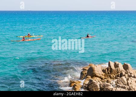 23 juillet 2021 : les garçons pratiquent le kayak dans la mer cristalline près de la plage de la Cinta, Sardaigne. Banque D'Images