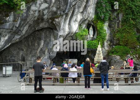 Grotte de Massabielle dans le sanctuaire de Lourdes, France. Lieu où la vierge marie est apparue à Bernadette Banque D'Images