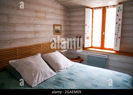 Chambre confortable, maison de vacances, Saint-Vaast la Hougue, Cotentin, Normandie, France Banque D'Images