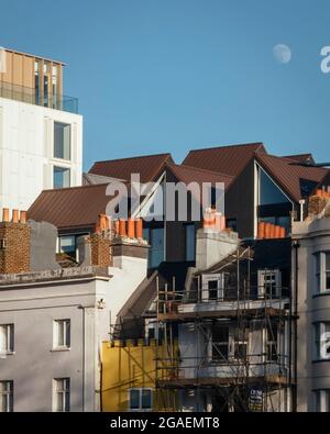 Les détails du toit de la rue Circus dans un contexte urbain. Circus Street, Brighton et Hove, Royaume-Uni. Architecte: Shedkm, 2021. Banque D'Images