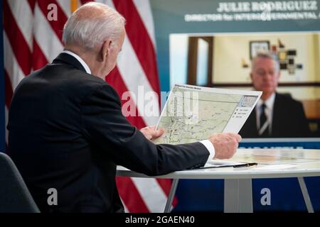 Le président Joe Biden examine une carte des feux de forêt dans le Montana lors d'une réunion virtuelle avec les gouverneurs pour discuter des efforts de prévention, de préparation et d'intervention en cas d'incendie de forêt à l'immeuble Eisenhower Executive Office près de la Maison Blanche à Washington, DC, le vendredi 30 juillet 2021. Photo de Sarah Silbiger/Pool/ABACAPRESS.COM Banque D'Images