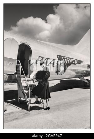 Archive Air Travel embarquement DC3 PAA avion élégant mode femme confortable tenant un manteau de fourrure et un sombrero embarquement sur un avion Pan American-Grace Airways (Panagra) se dirigeant vers Buenos Aires, Argentine] âge d'or du vol dans le style années 1930 années 1940 Créateur(s): Frissell, Toni, 1907-1988, photographe créé/publié: [Nov 1939] Banque D'Images