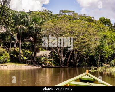 Amazonia, Brésil - Mai 2016:, UNE petite station sur la rive de la rivière, avec des maisons en bois, un paradis sur terre pour un moment de repos dans l'Am tropical Banque D'Images