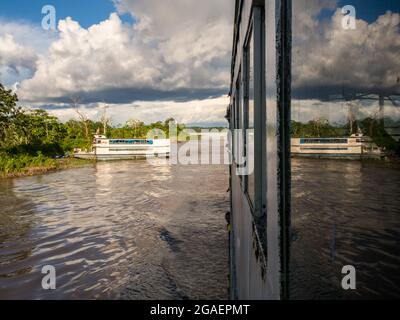 Amazone, Pérou - Mai 2016 : vue sur le grand bateau en bois sur la rive de l'Amazone et réflexion dans la fenêtre. Luncha a appelé 'Prestolly' Amazonia Banque D'Images