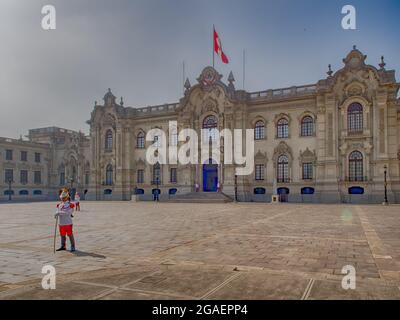 Lima, Pérou - 27 mai 2016: Gardien dans la robe traditionnelle. Casa de Pizarro à côté de la place principale de Lima, Plaza de Armas de Lima, Amérique du Sud. Banque D'Images