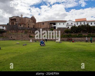 Cusco, Pérou - 23 mai 2016: Vue du Museo de Sitio Qorikancha sur Coricancha - les ruines du célèbre temple inca du XVe siècle, dont les murs et le floo Banque D'Images