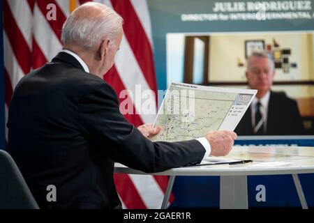 Washington, États-Unis. 30 juillet 2021. Le président Joe Biden examine une carte des feux de forêt dans le Montana lors d'une réunion virtuelle avec les gouverneurs pour discuter des efforts de prévention, de préparation et d'intervention en cas d'incendie de forêt à l'immeuble Eisenhower Executive Office près de la Maison Blanche à Washington, DC, le vendredi 30 juillet 2021. Photo par Sarah Silbiger/Pool/Sipa USA crédit: SIPA USA/Alay Live News Banque D'Images