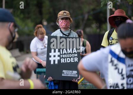 Austin Texas USA, le 30 juillet 2021 : CHRISTI VORNELL de Santa Cruz, CA, a un signe alors que les groupes de droits de vote marchent vers le capitole du Texas à partir du nord d'Austin le troisième jour d'un voyage de 30 miles protestant contre les efforts républicains pour supprimer les votes à l'échelle nationale et au Texas. Des changements de marcheurs se font échanger dans un effort pour lutter contre la chaleur oppressive du Texas. Crédit : Bob Daemmrich/Alay Live News Banque D'Images