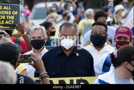 Austin, Texas USA, 30 juillet 2021 : la militante des droits civiques JESSE JACKSON (en noir) rejoint les groupes de droit de vote alors qu'ils marchent vers le Capitole du Texas depuis le nord d'Austin le troisième jour d'un voyage de 30 miles protestant contre les efforts républicains pour supprimer les votes dans tout le pays et au Texas. Crédit : Bob Daemmrich/Alay Live News Banque D'Images